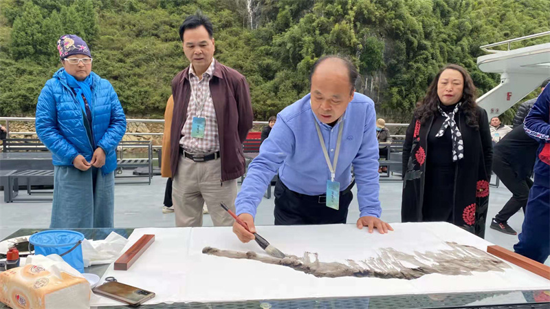 2    2021年在重庆乌江龚滩古镇游轮上写生