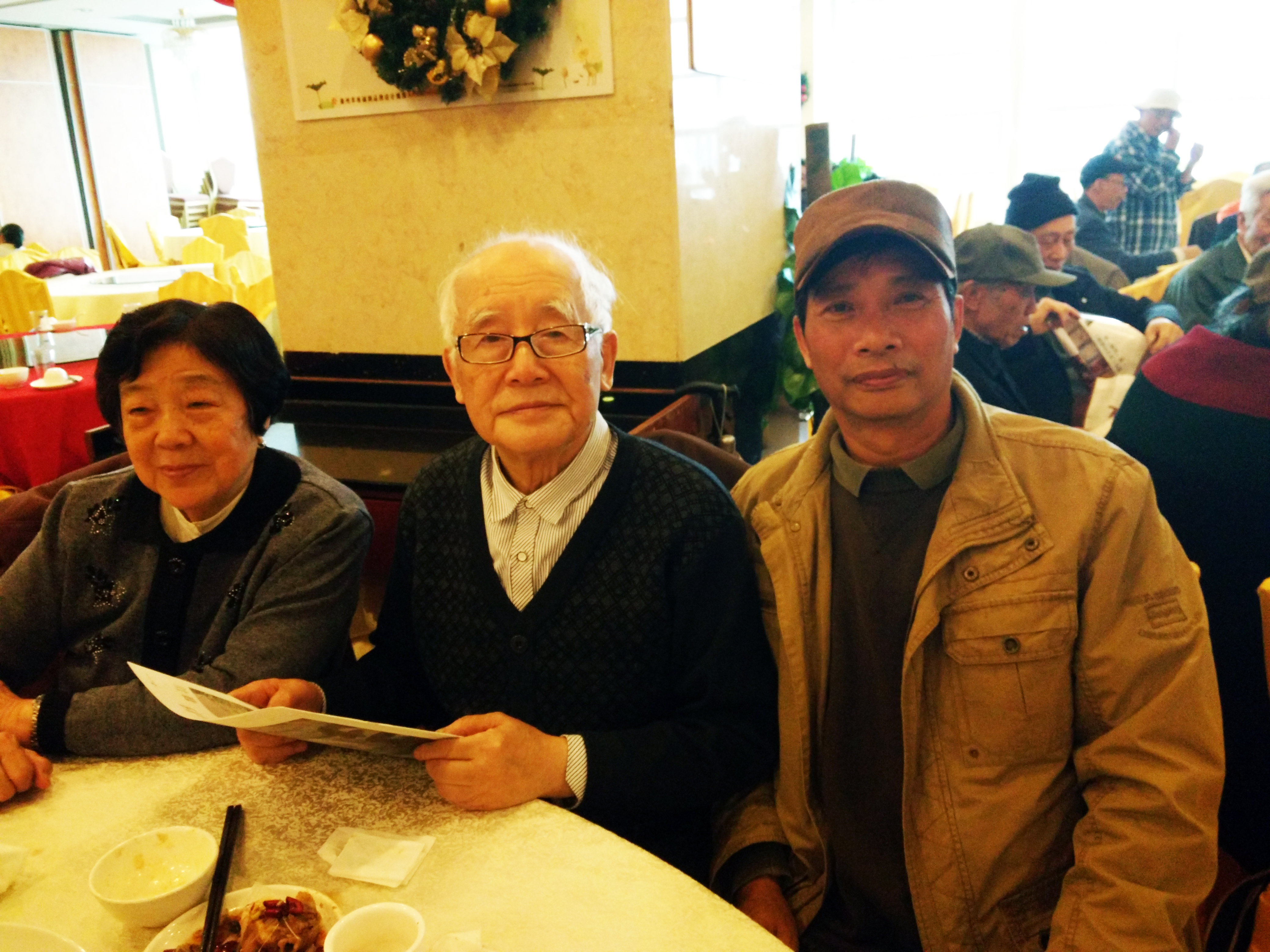 欧日东与郭绍纲老师夫妇在一起，郭老师正在观看欧日东画册