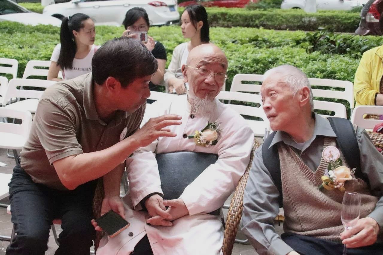 欧日东与李正天老师赵宋光老师（原星海音乐学院院长）谈艺术